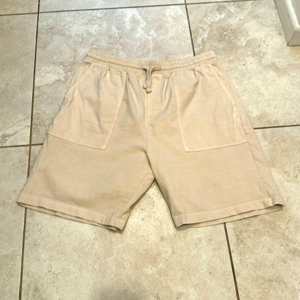 NWOT Zara 9” light khaki cotton shorts with drawstring, men’s size XL slim
